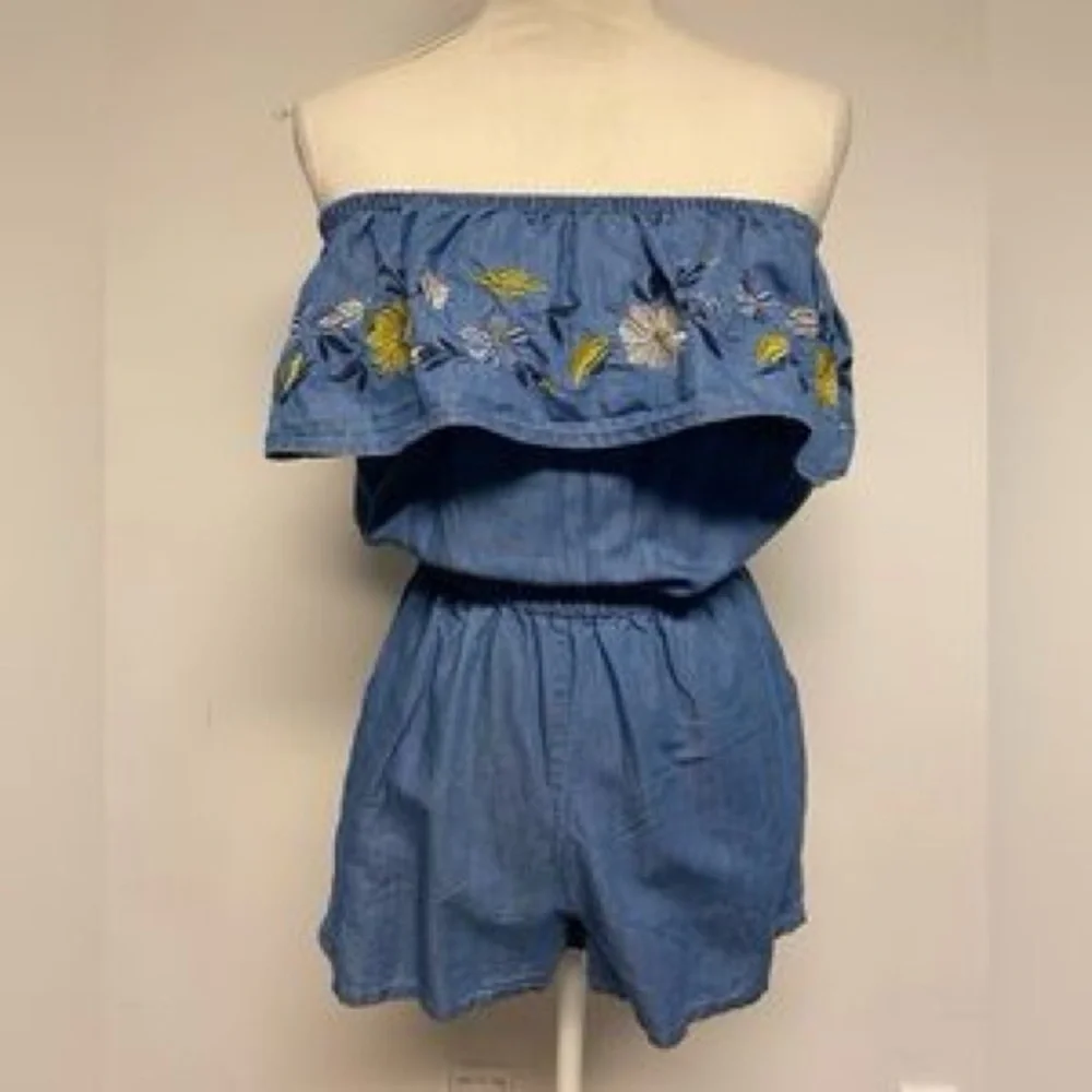 (A10) NWOT Love‎ Tree Chambray Denim Off Shouder Embroidered Floral Romper M